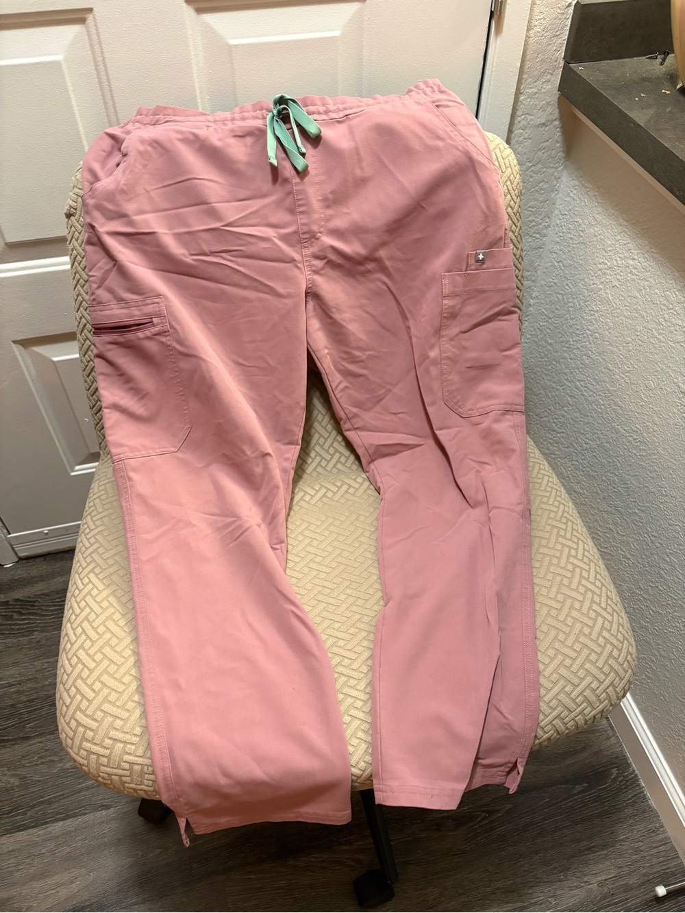 Figs Women’s Mauve Yola Scrub Pants with grey Drawstring